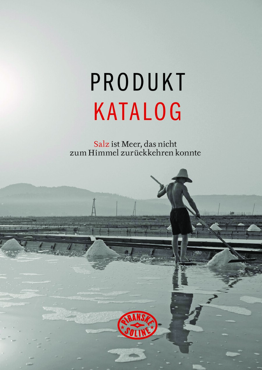 Cover des Piranske Soline Produktkatalogs mit Salinenarbeiter in den Salzfeldern.